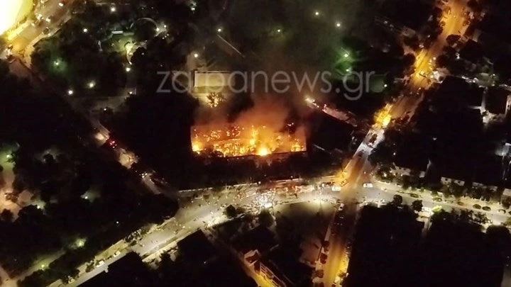 Συγκλονιστικό βίντεο από drone – Το κτίριο του Πολεμικού Μουσείου Χανίων έχει παραδοθεί στις φλόγες